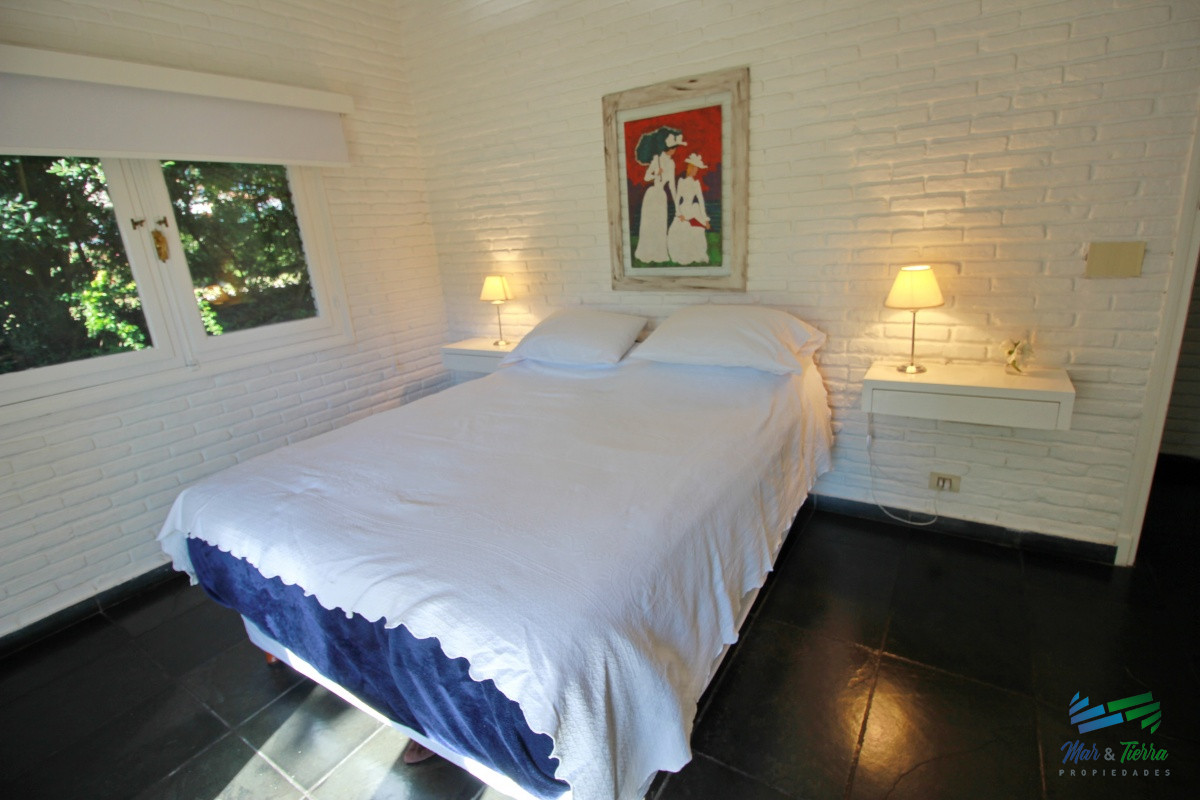 Casa ID.1656 -  En alquiler!!  Hermosa casa en alquiler zona Pinares, cuenta con piscina y gran jardin.