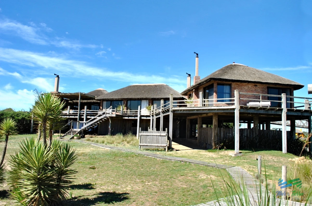 Casa ID.5210 - Atto BAJO DE PRECIO ! Espectacular Residencia sobre el mar, dominando el atardecer en 1 hectárea de terreno en primera línea