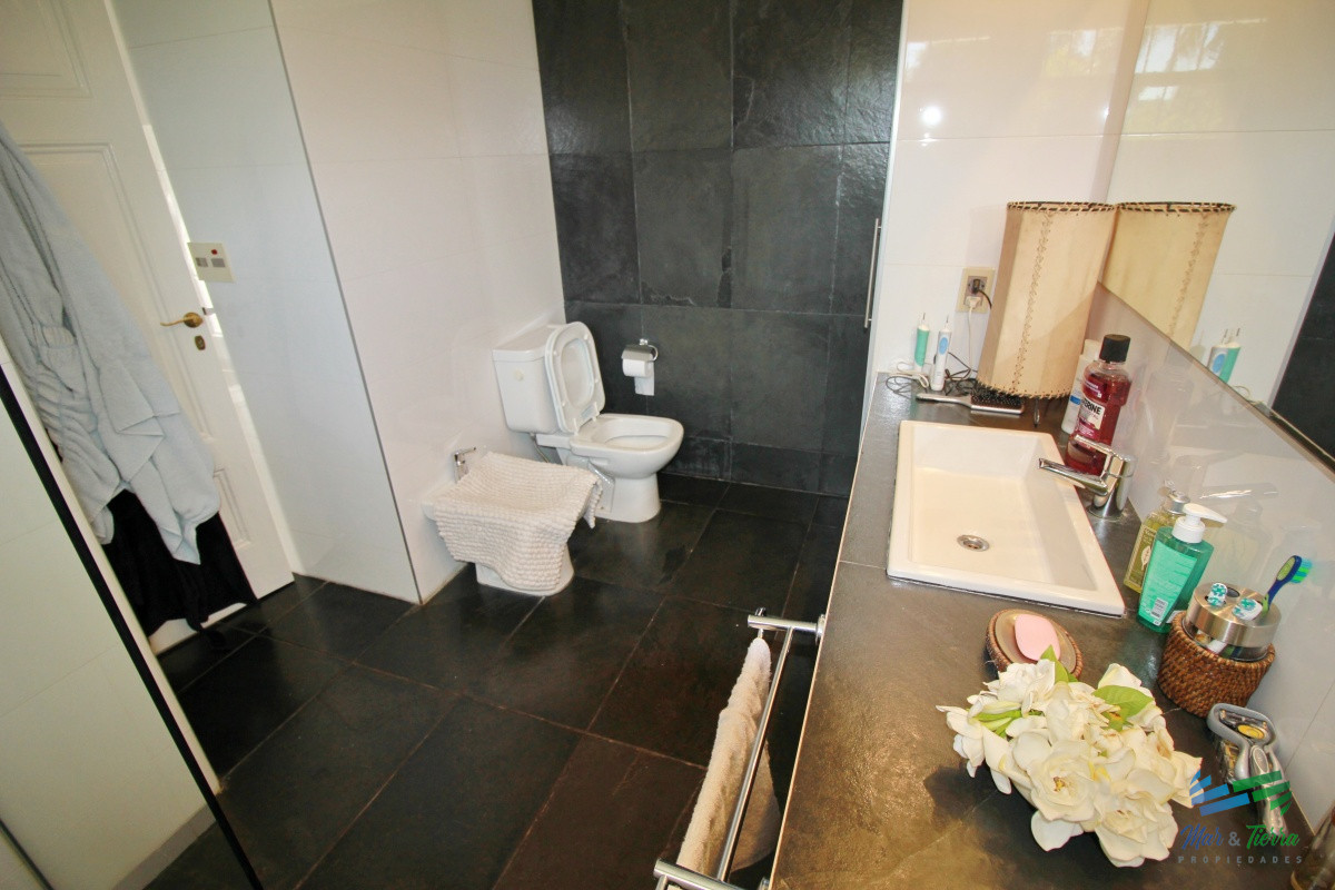 Casa ID.1656 -  En alquiler!!  Hermosa casa en alquiler zona Pinares, cuenta con piscina y gran jardin.