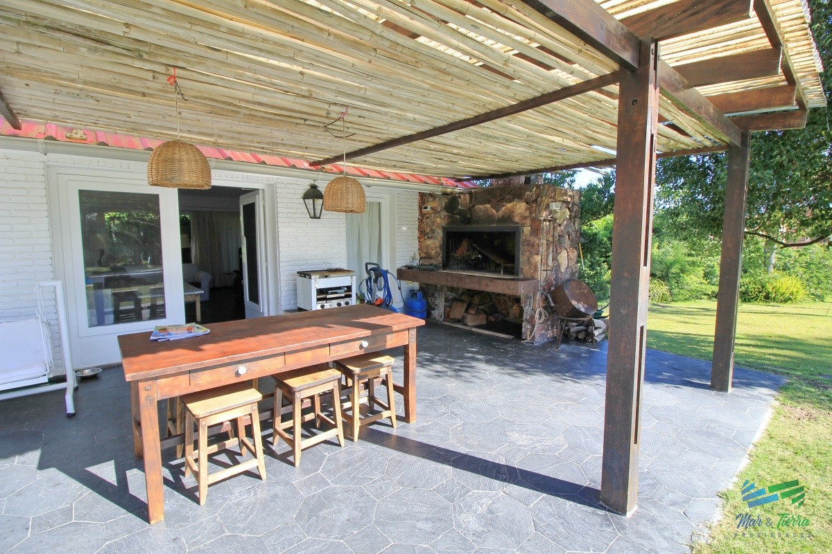 Casa ID.1656 -  En alquiler!!  Hermosa casa en alquiler zona Pinares, cuenta con piscina y gran jardin.