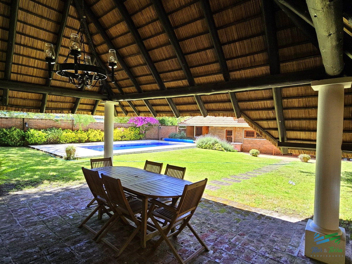 Casa ID.1809 - En venta casa de 3 dormitorios con piscina en excelente estado