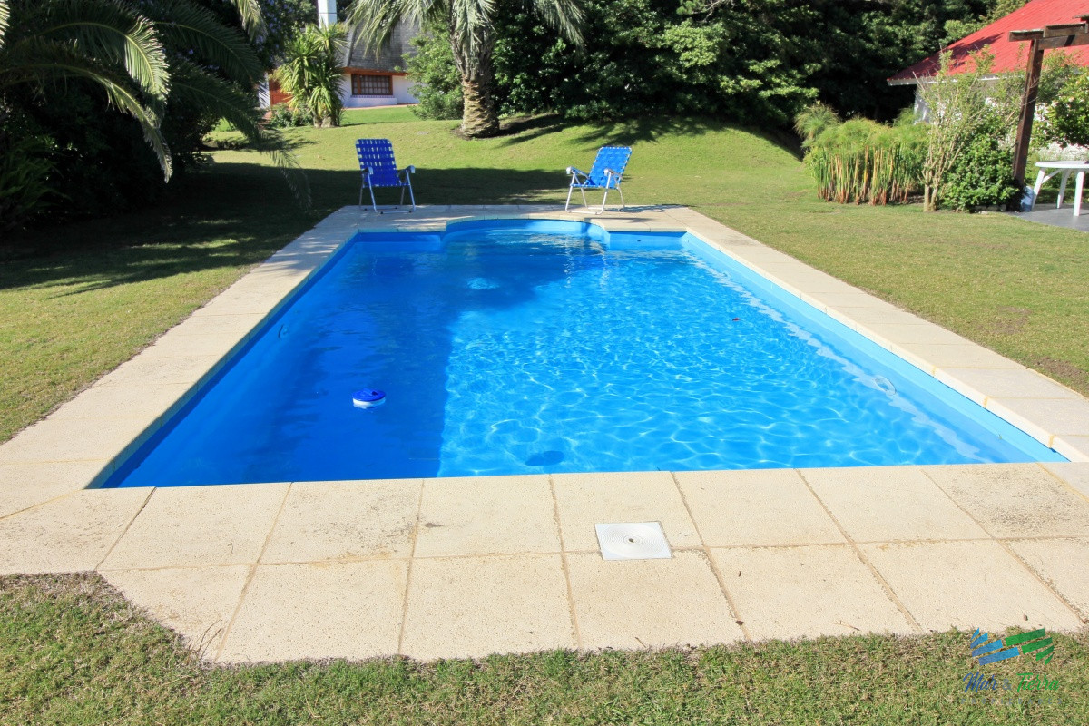 Casa ID.1656 -  En alquiler!!  Hermosa casa en alquiler zona Pinares, cuenta con piscina y gran jardin.