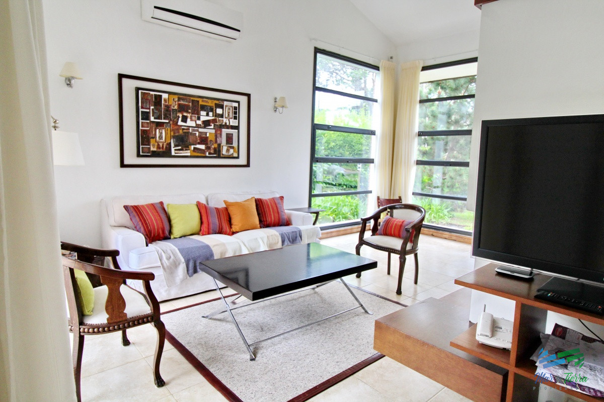 Casa ID.1811 - En alquiler!!  Moderna casa ubicada a 1 cuadra del mar, con vista parcial desde el dormitorio principal. 