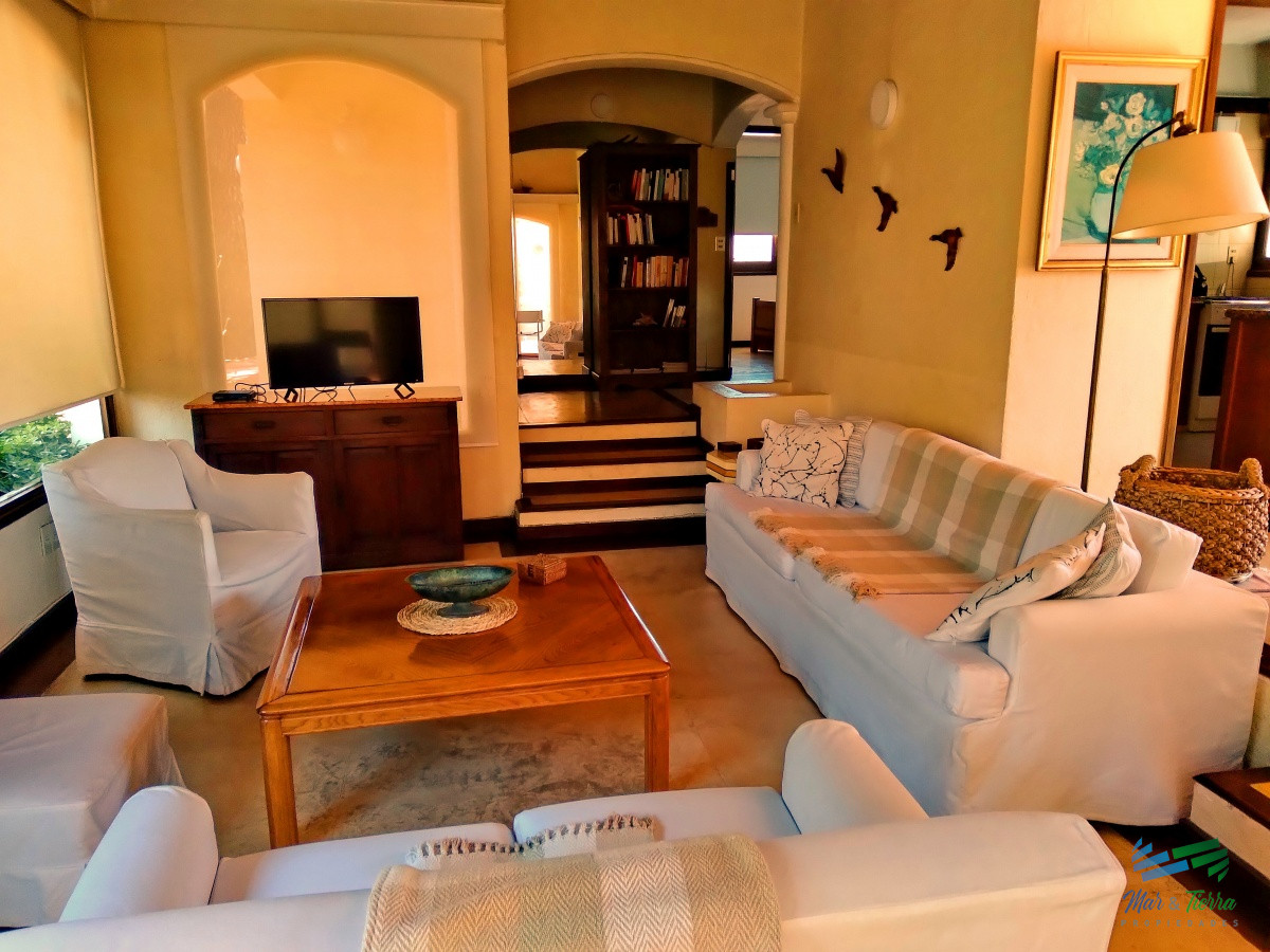 Casa ID.1685 - Vendo casa de 5 dormitorios con piscina climatizada en playa mansa, Punta del Este