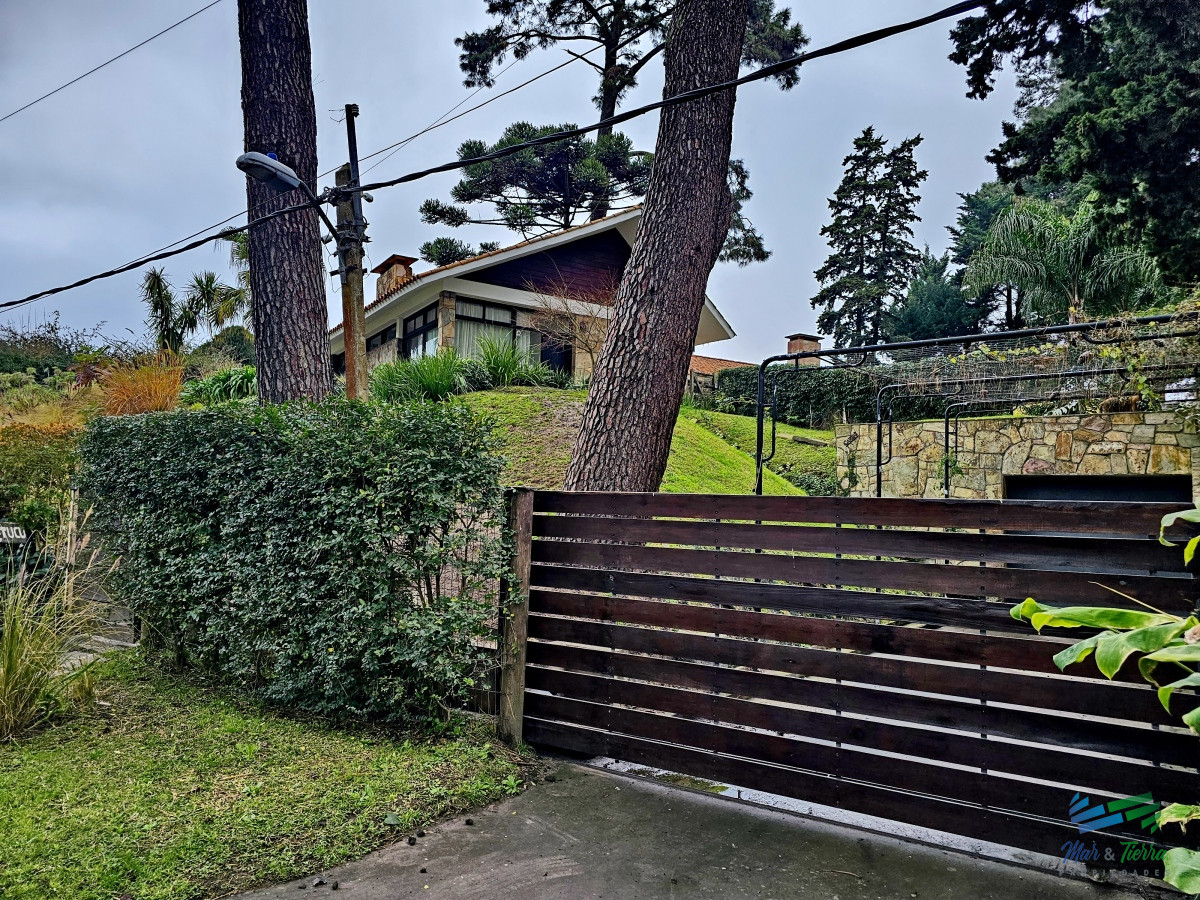 Casa ID.4800 - CASA EN ALQUILER, 4 DORMITORIOS Y PISCINA CLIMATIZADA, ZONA COLEGIOS, PUNTA DEL ESTE 