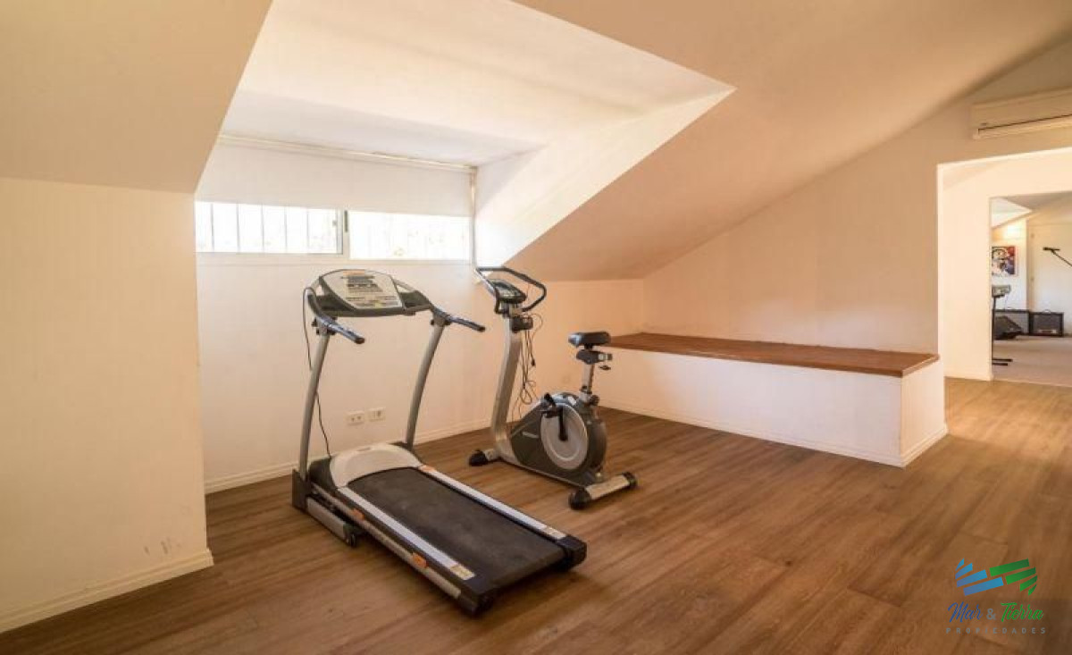 Casa ID.3972 - Vendo excelente casa de 6 dormitorios con piscina climatizada en playa mansa, Punta del Este