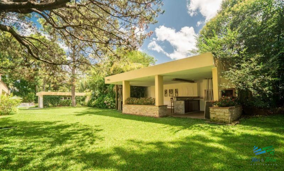 Casa ID.3972 - Vendo excelente casa de 6 dormitorios con piscina climatizada en playa mansa, Punta del Este
