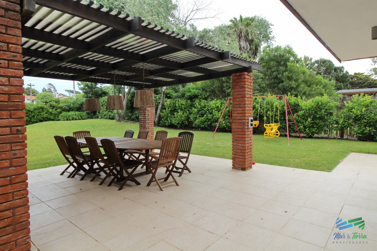 Casa ID.1811 - En alquiler!!  Moderna casa ubicada a 1 cuadra del mar, con vista parcial desde el dormitorio principal. 