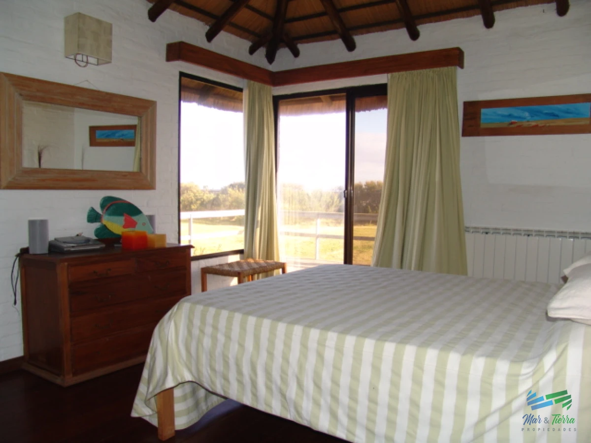 Casa ID.5210 - Atto BAJO DE PRECIO ! Espectacular Residencia sobre el mar, dominando el atardecer en 1 hectárea de terreno en primera línea