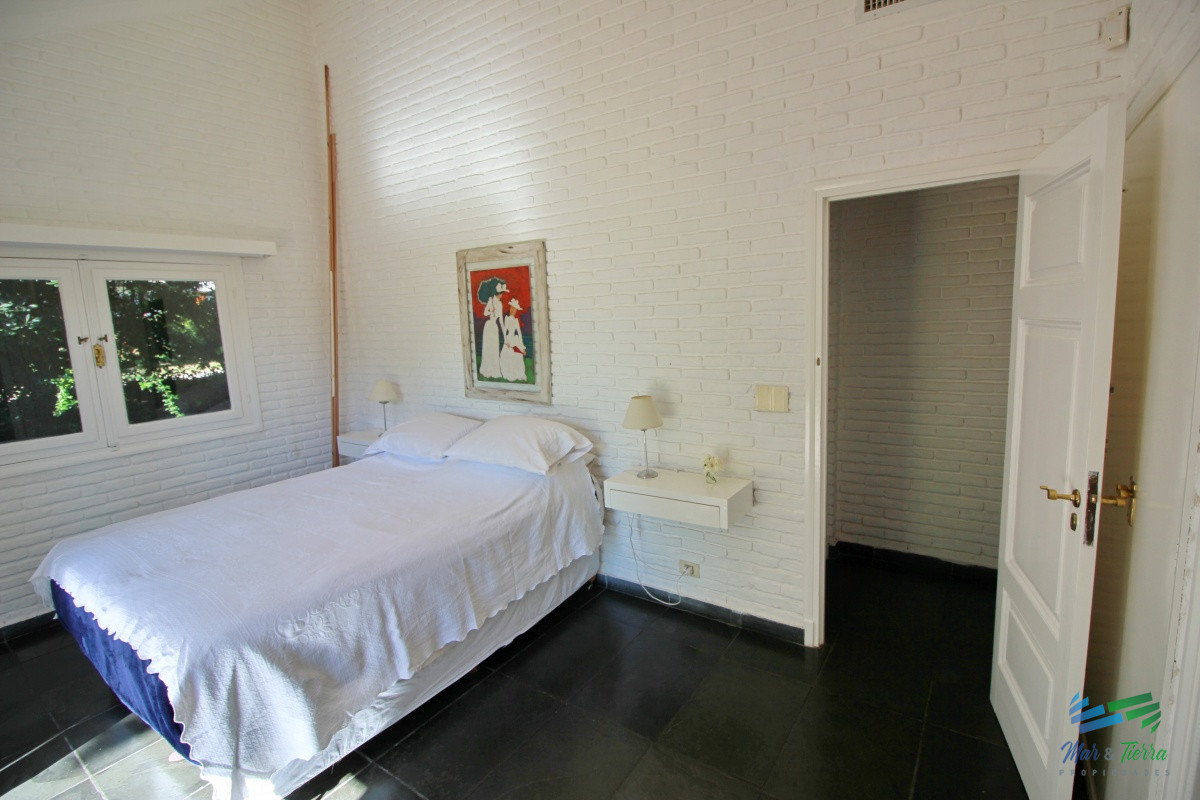 Casa ID.1656 -  En alquiler!!  Hermosa casa en alquiler zona Pinares, cuenta con piscina y gran jardin.