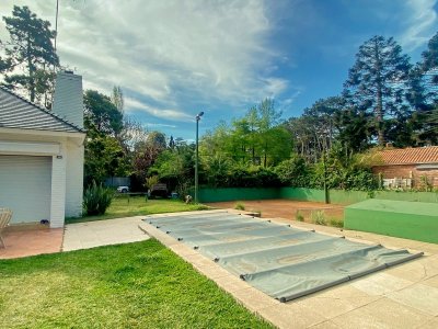 CASA TEMPORADA 2026, PISCINA CLIMATIZADA, CANCHA DE TENIS, CUATRO DORMITORIOS. PUNTA DEL ESTE, MANSA. 