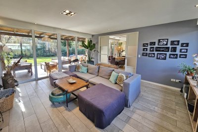 GRAN CASA MODERNA DISPONIBLE EN TEMPORADA, 5 DORMITORIOS, PISCINA, AMPLIO PARQUE, PUNTA DEL ESTE.  
