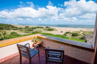 Venta de casa de 6 dormitorios en Playa Mansa Punta del Este Piedras del Chileno Punta Ballena 