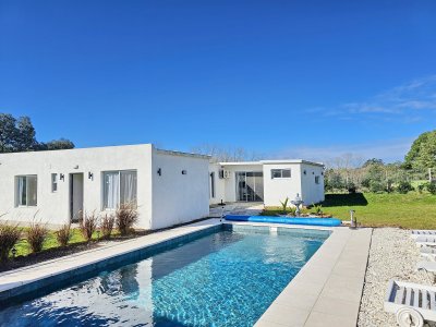 VENTA DE CASA, 3 DORMITORIOS, CON PISCINA CLIMATIZADA. MALDONADO, PUNTA DEL ESTE.  