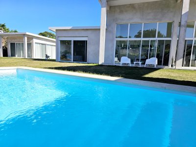 Se alquila casa 4 dormitorios con piscina climatizada en Marly, Punta del Este
