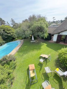 En venta cabaña con gran terreno, piscina y cancha de paddle en Pinares, Punta del Este