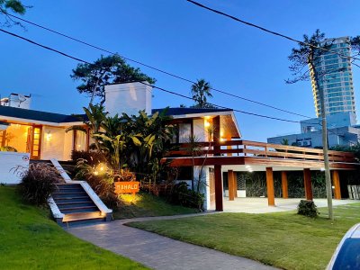 ALQUILER TEMPORADA 2026, GRAN CASA 5 DORMITORIOS PLAYA MANSA, PUNTA DEL ESTE