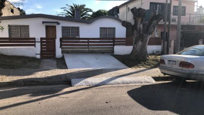 Cómoda, practica y bien ubicada, casa ideal para vivir todo el año a muy buen precio!