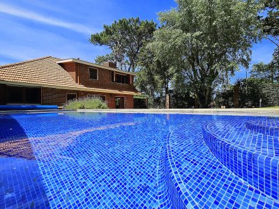 En venta casa de 3 dormitorios con piscina en excelente estado