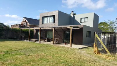 Cómoda casa, muy bien ubicada, ideal para vivir todo el año, zona de colegios