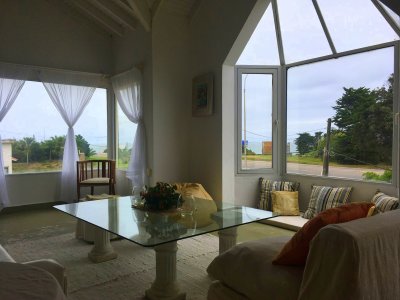 VENTA de casa en playa mansa,  casa en zona de Pinares, con vista al mar de 3 dormitorios