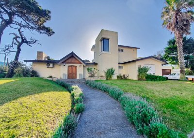 En venta casa de 5 dormitorios con piscina en playa mansa, Punta del Este