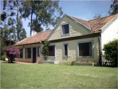 Casa 3 dormitorios en alquiler anual, cerca colegios, Punta del Este.