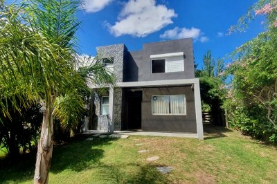 Venta y alquiler anual de casa en Pinares a 200 mts de la playa Mansa - Punta del Este
