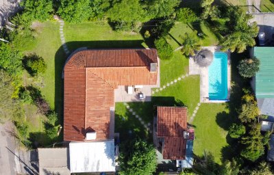 Casa en alquiler de temporada, 4 dormitorios, con piscina, Punta del este, Lugano.