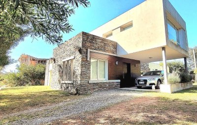 Venta y alquiler de casa nueva en Beverly Hills Punta del este de 4 dormitorios