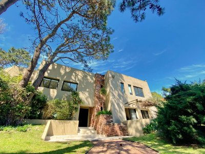 Gran casa de 5 dormitorios en alquiler en brava, Punta del Este.