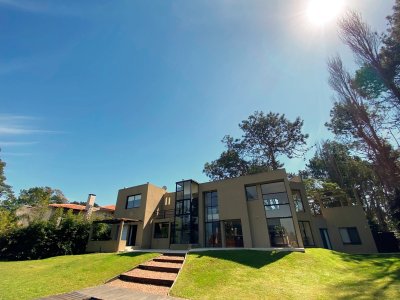 Gran casa de 5 dormitorios, Brava, Punta del Este. disponible alquiler temporada