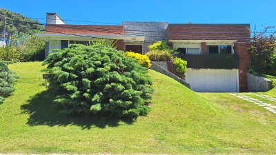 CHALET DISPONIBLE ALQUILER DE TEMPORADA, MODERNO DE 4 DORMITORIOS, PISCINA. PUNTA DEL ESTE