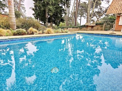 CASA EN ALQUILER, 4 DORMITORIOS Y PISCINA CLIMATIZADA, ZONA COLEGIOS, PUNTA DEL ESTE 