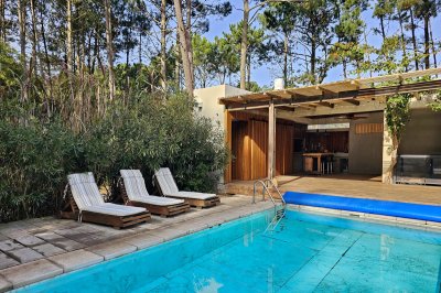 GRAN CASA MODERNA DISPONIBLE EN TEMPORADA, 5 DORMITORIOS, PISCINA, AMPLIO PARQUE, PUNTA DEL ESTE.  
