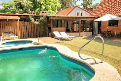 Casa 3 dormitorios con piscina en alquiler, zona mansa, Punta del Este.