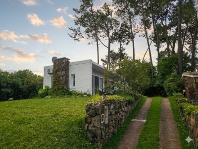 En Venta casa 3 dormitorios en Pinares, Punta del Este.