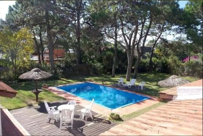 Casa de 4 dormitorios con piscina en alquiler en Brava, Punta del Este.