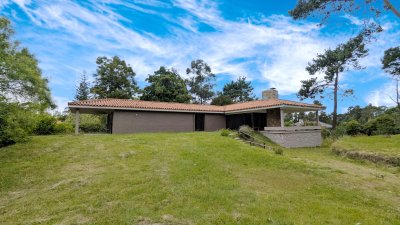 Venta de casa 3 dormitorios y servicio en El Golf Punta del Este 