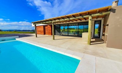 Vendo casa a estrenar, 3 dormitorios en suite, piscina, en barrio privado Laguna de los Cisnes, Laguna del Sauce, Punta del Este
