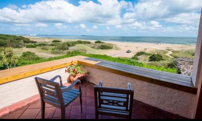 Venta de casa de 6 dormitorios en Playa Mansa Punta del Este Piedras del Chileno Punta Ballena