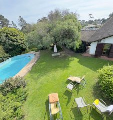 En venta cabaña con gran terreno, piscina y cancha de paddle en Pinares, Punta del Este