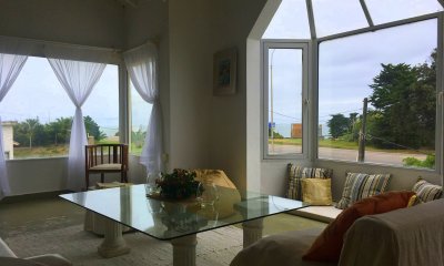 VENTA de casa en playa mansa,  casa en zona de Pinares, con vista al mar de 3 dormitorios