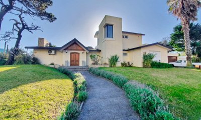 En venta casa de 5 dormitorios con piscina en playa mansa, Punta del Este