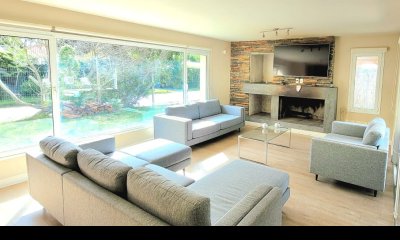 MODERNA CASA EN VENTA, 4 DORMITORIOS, 4 BAÑOS, MARLY