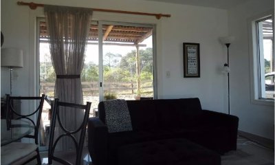 Casa en venta, zona de Laguna del Sauce.  Cuenta con dos dormitorios.