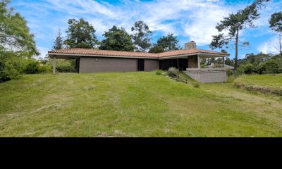 Venta de casa 3 dormitorios y servicio en El Golf Punta del Este