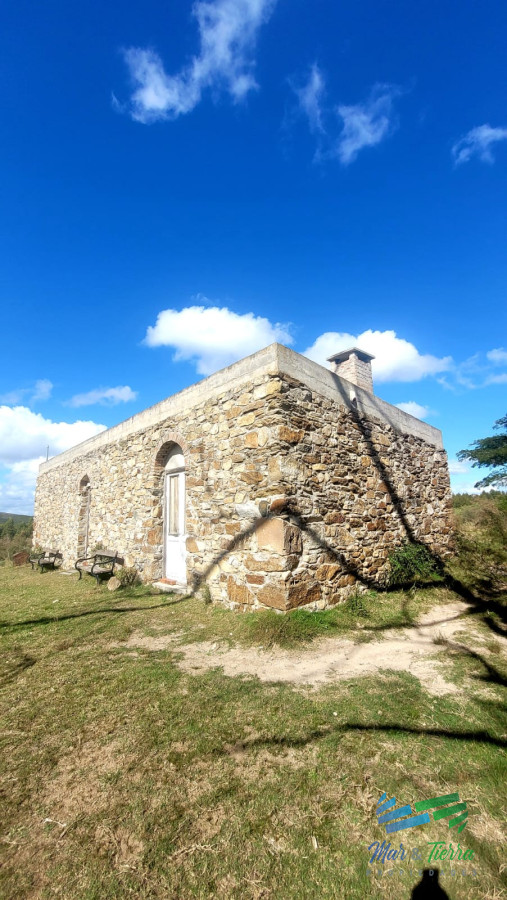 Muy linda casa de piedra, 9 has en las sierras y con 500 olivos