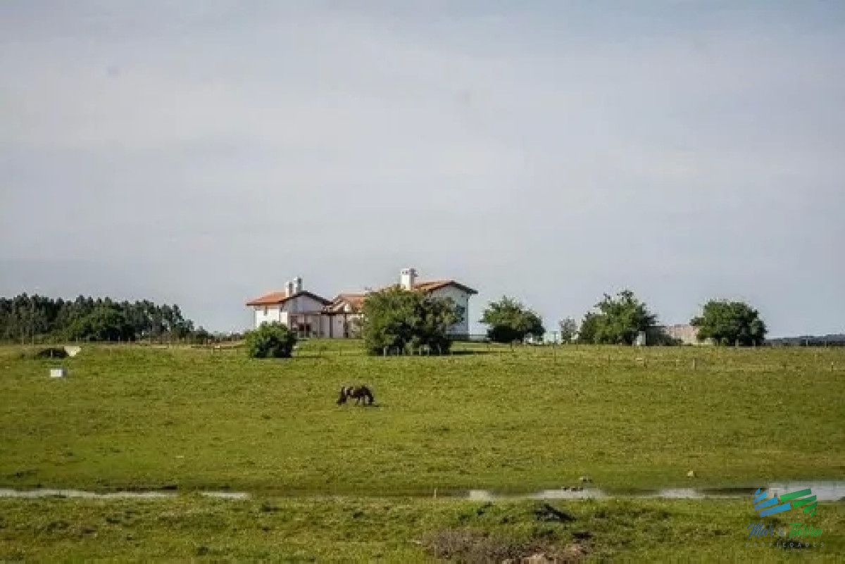 Casa tipo Colonial en chacra 10 Has bien ubicada