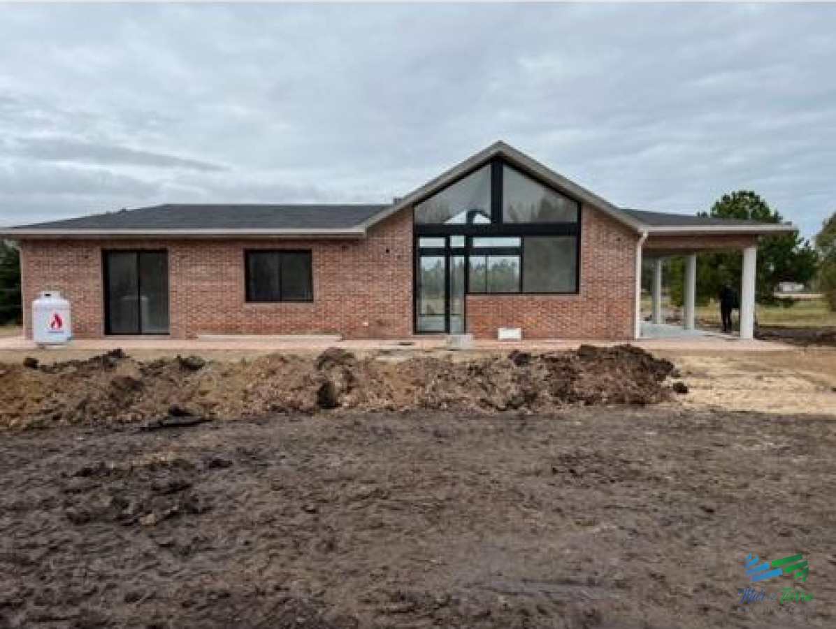 Muy linda casa, solida construcción y 6 Has con buen paisajismo, sobre asfalto !